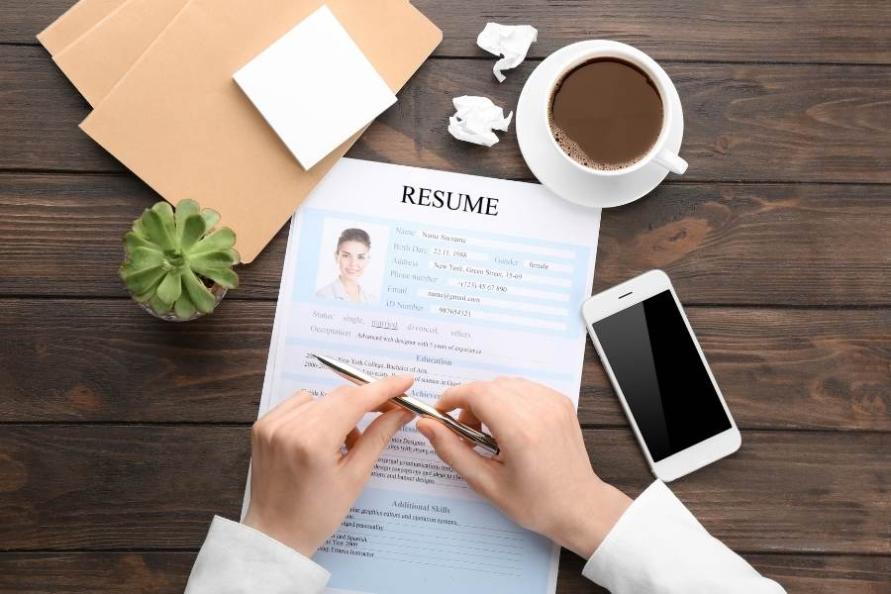 Jakie są korzyści z zatrudnienia autora CV do awansu?