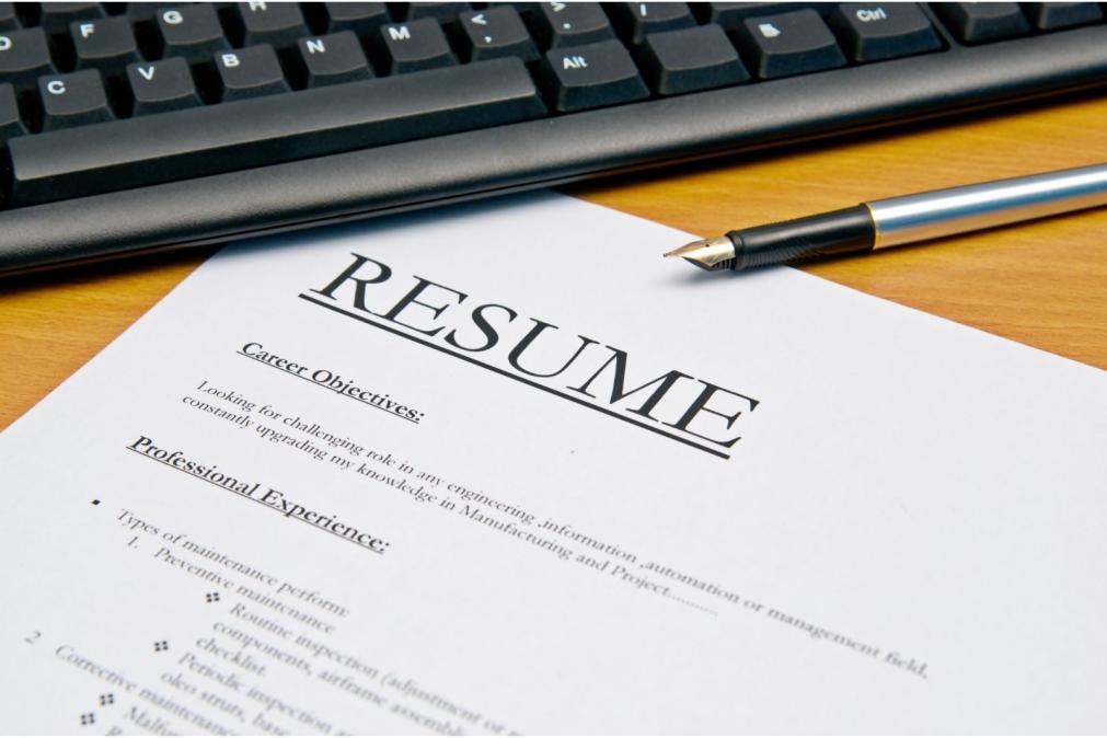 Vilka är fördelarna med att anlita en CV-skrivare för ett specifikt företag?